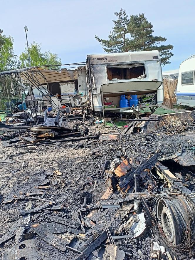 Pożar na kempingu w Jastarni! Turyści musieli uciekać od szalejącego ognia. Spłonęły dwie przyczepy