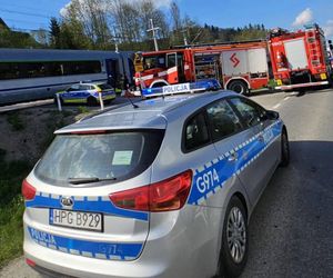 Pociąg zderzył się z osobówką! Są poszkodowani! Duże korki na zakopiance