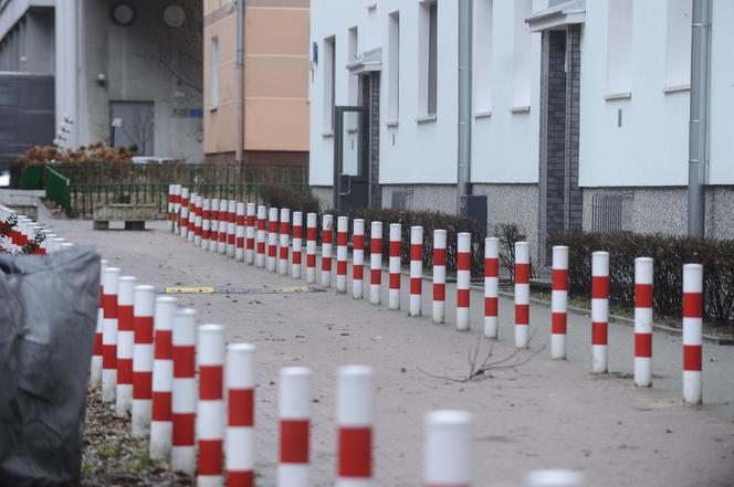 Słupki i znaki zakazu zalały osiedle. Drogowy absurd w Śródmieściu