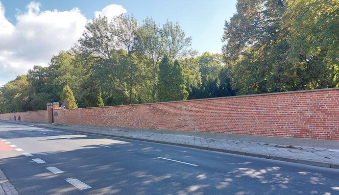 Wyremontowany mur cmentarza na Powązkach 
