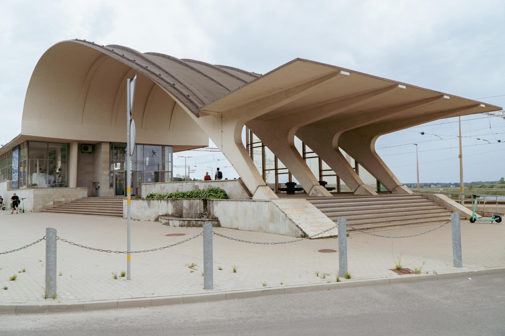 Dubulti. Dworzec w kształcie kota - zdjęcia. Modernistyczny budynek stoi w łotewskim kurorcie