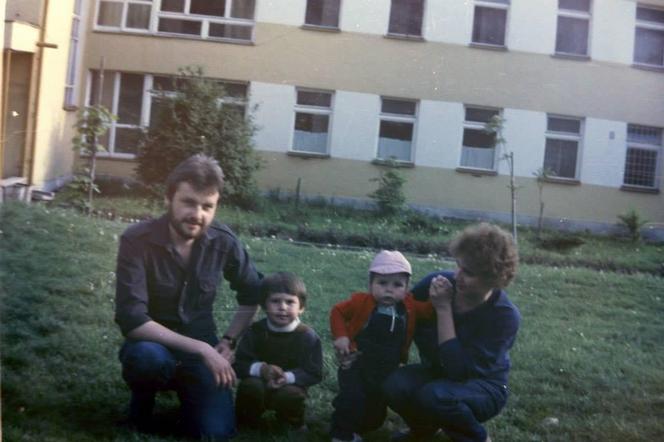 Rodzinny album Bajerów. W tle dawne Starachowice
