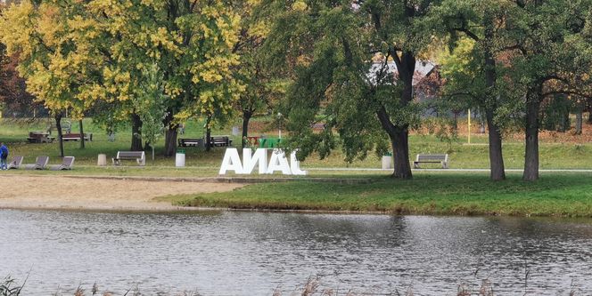 Łódź. Napis Stawy Jana czytany od tyłu obiegł internet...