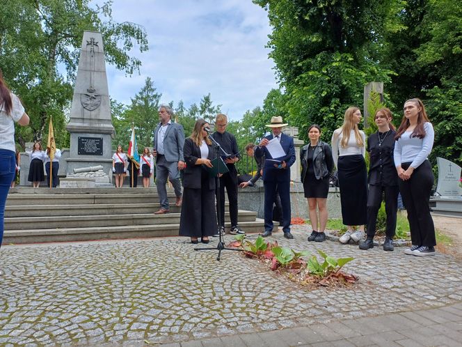 Pamięć o powstańcach żyje w Ostrzeszowie. Ulicami miasta przeszedł Marsz Pamięci [ZDJĘCIA]