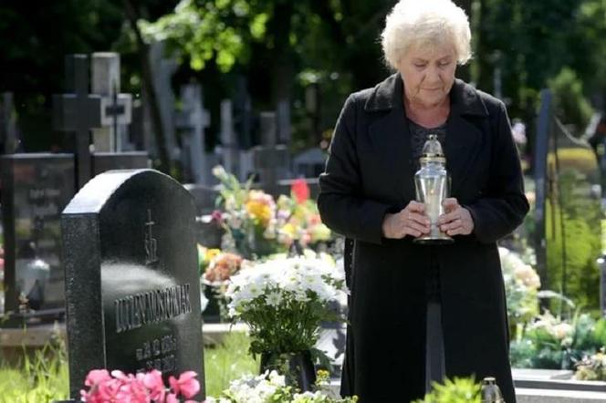 M jak miłość. Barbara (Teresa Lipowska) przy grobie Lucjana na cmentarzu