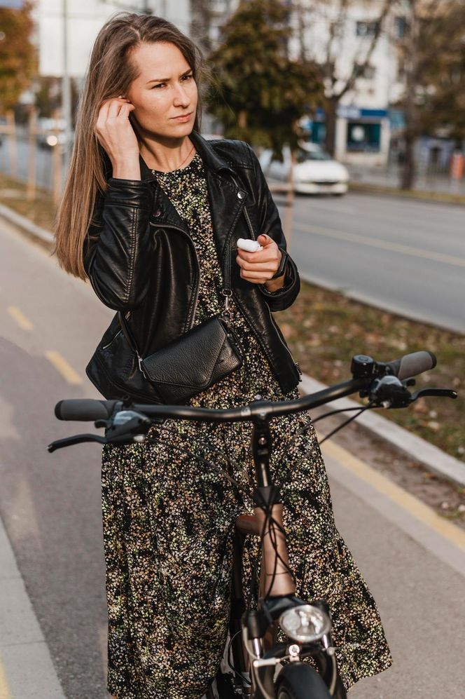 Wiosną łączymy romantyczne sukienki z elementami motocyklowymi. Moto boho to najmodniejszy styl nadchodzącego sezonu! 