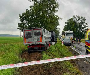 Karambol na DK 24 pod Międzyrzeczem. Zderzenie dwóch osobówek i dwóch ciężarówek