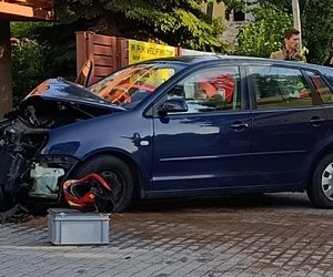 Rąbnął w ogrodzenie zabił pasażerkę