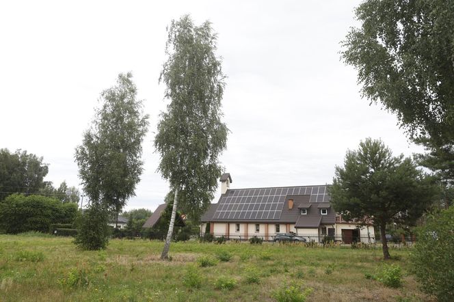 Zbrodnia pod Grójcem. Ksiądz przyznał się do zabójstwa. Policja przeszukała plebanię [ZDJĘCIA]. Kontener: Warszawa