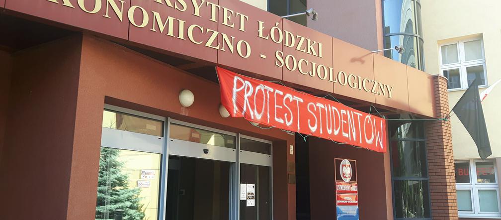 Studenci Uniwersytetu Łódzkiego minioną noc spędzili w śpiworach na wydziale Ekonomiczno-Socjologicznym
