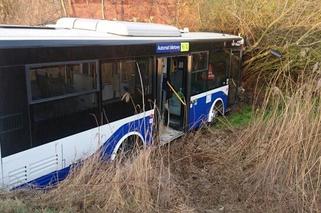 Kraków: miejski autobus WPADŁ do rowu! 8 osób jest rannych [ZDJĘCIE]
