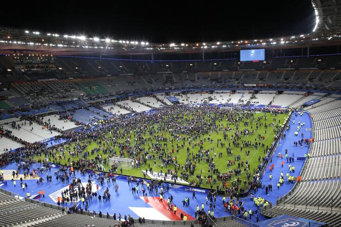 Kibice na Stade de France po zamachach