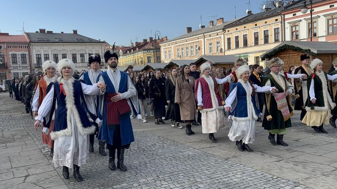 Maturzyści z Nowego Sącza zatańczyli poloneza na Rynku 