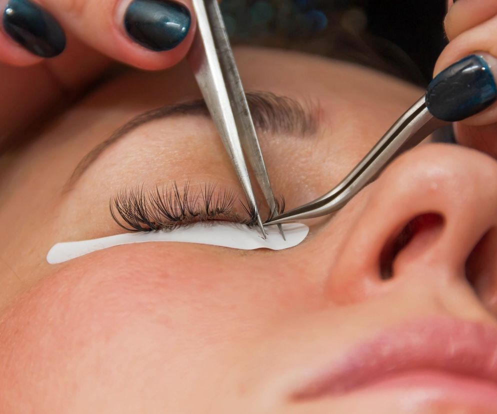 Popularny trend może być groźny dla oczu. 60% kobiet zgłosiło choroby zapalne