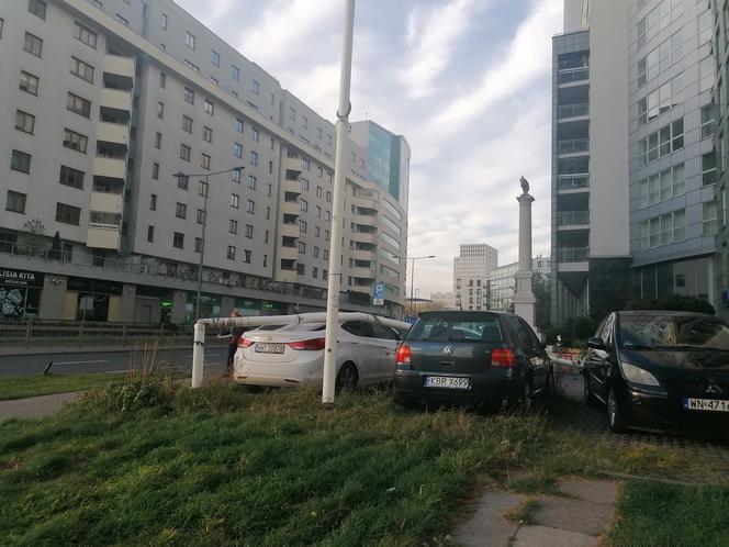 Gale in Warsaw: The mast fell on the car