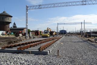 Tak zmienia się stacja PKP Olsztyn Główny. Rośnie konstrukcja nowego peronu, przybywa nowych torów [ZDJĘCIA]