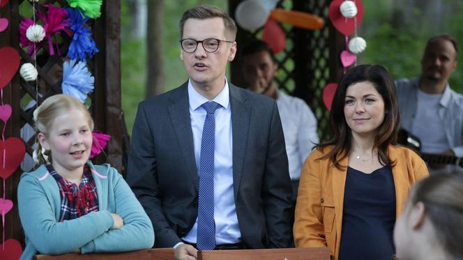 M jak miłość odc. 1395. Kinga (Katarzyna Cichopek), Piotrek (Marcin Mroczek), Lenka (Marysia Głowacka)