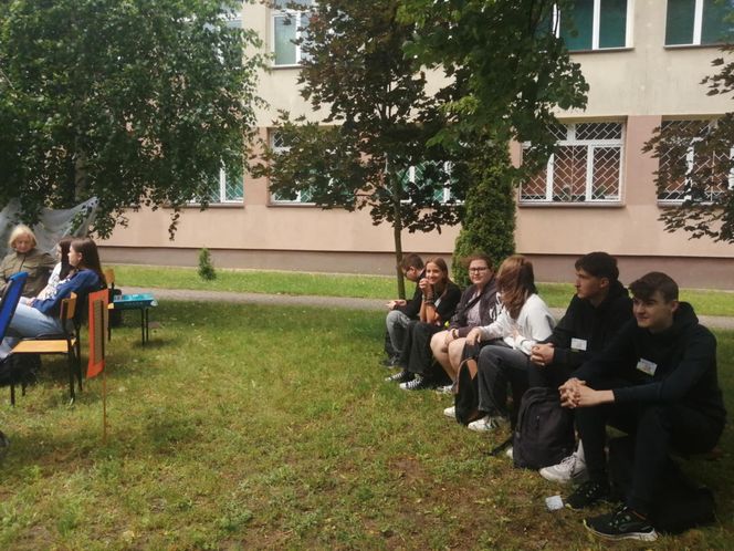 Czytanie na trawie w siedleckim Ekonomiku