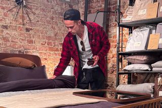 Maciej Zakościelny głaszcze kołdrę po rozwodzie