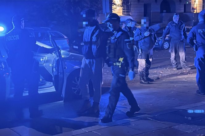 Podźgali się w centrum Warszawy. Bitwa na noże przed znanym kebabem. Podejrzanych złapali przed komendą policji