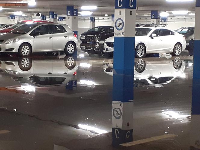 Parking podziemny oraz ulica Traugutta po ulewie w Toruniu
