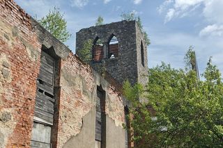 Porzucony kościół Salvatora na Dolnym Śląsku. Tajemnicza ruina w centrum miasta 