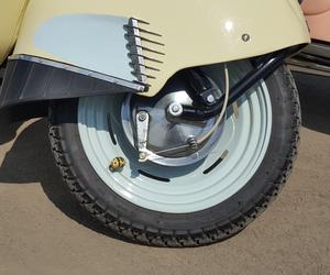 Osy kręciły kółka na stadionie żużlowym w Lesznie. Ogólnopolski zlot skuterów Osa Osieczna-Leszno 