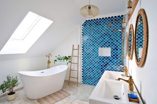 Łazienka w stylu marynistycznym – elegancja z przymrużeniem oka