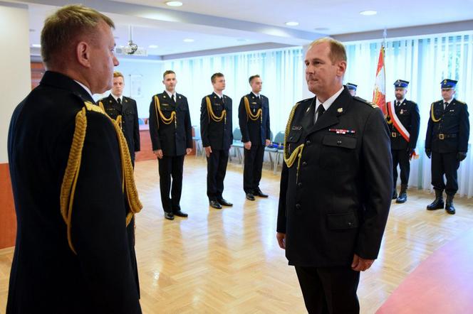 Młodzi strażacy otrzymali nominacje oficerskie. Zostaną skierowani do podkarpackich jednostek [FOTO]