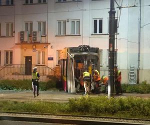 Łódź. Tramwaj wykoleił się po zderzeniu z autem. Zatrzymał się kilkanaście centymetrów przed budynkiem