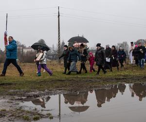 Księża trzykrotnie zanurzyli krzyż w Bugu. W Sławatyczach obchodzono Święto Jordanu