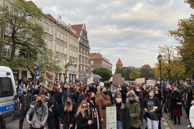 Podczas protestu krzyczała J… PiS. Najpierw została skazana, teraz ją uniewinniono