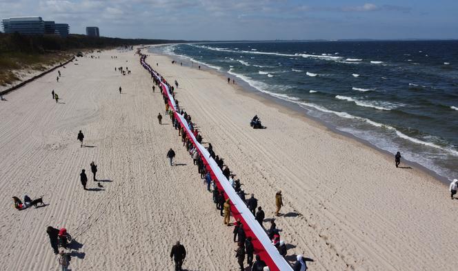 Najdłuższa flaga narodowa w Polsce mierzy ponad 2 km 700 metrów. To nowy rekord Polski!