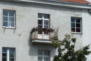 Zdeformowana balustrada balkonu przy Powsińskiej