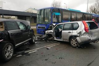 Przerażający wypadek w Pruszczu Gdańskim. Dwa SUV-y zderzyły się z autobusem podmiejskim