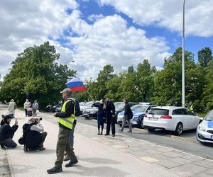 Antywojenny protest na Cmentarzu Żołnierzy Radzieckich w Warszawie