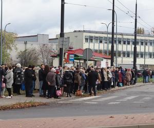 Oprócz znicza można było kupić kebaba. Tłumy przy cmentarzy na lubelskim Majdanku. Zobaczcie!