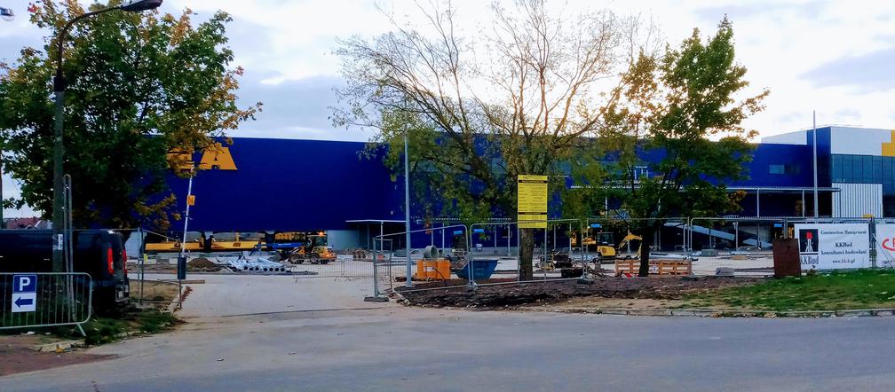 IKEA w Szczecinie: Na fasadzie hali pojawił się pierwszy szyld