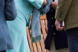 Księżna Camilla całuje królową Elżbietę II