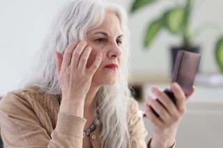 Czy retinol cofa oznaki starzenia? Ma zalety, ale trzeba na niego uważać