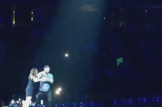 Adam Levine zaatakowany przez fankę na koncercie - filmik. Chciała go pocałować! Zobaczcie, jak zareagował [VIDEO]