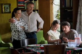 	M jak miłość, odc. 1763. Dima (Michaił Pszeniczny), Nadia (Mira Fareniuk), Magda (Anna Mucha), Andrzej Budzyński (Krystian Wieczorek)