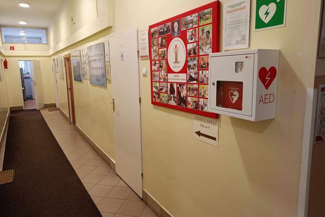 Defibrylator znajduje się na głównym korytarzu CKZiU w Siedlcach, zaraz przy wejściu