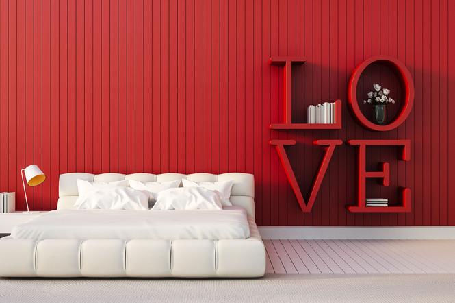 czerwona ściana w sypialni