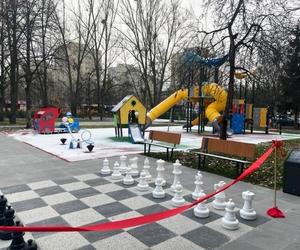 Na Mokotowie powstał nowy plac zabaw. Pojawiła się tam wielka szachownica dla dzieci 