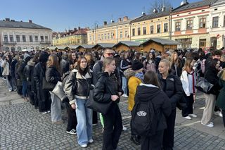 Maturzyści z Nowego Sącza zatańczyli poloneza na Rynku 