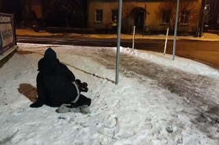 Uwaga wciąż ślisko na drogach i chodnikach! W czwartek wieczorem pomogliśmy pani, która poślizgnęła się na śniegu i prawdopodobnie złamała nogę