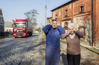 Trzyma dom bo jadą tiry