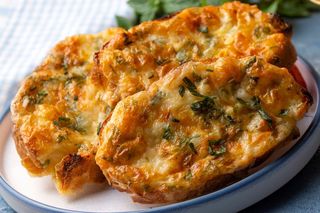 Nie wyrzucaj czerstwego chleba. Zrób z niego pyszną zapiekankę z serem i szynką