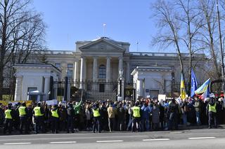 Wysypali węgiel przed ambasadą Rosji w Warszawie. Rosyjski węglu, pie***l się